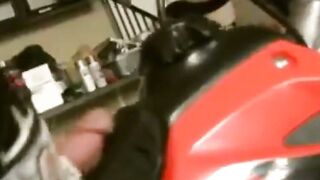 moisa robert sta pe motorcycleta si freaca pula de saua motorcyclete prin sex pana