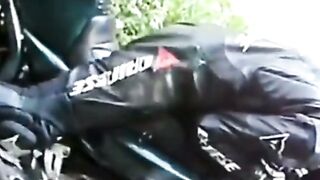 doi baeti motorcyclist la pus pe moisa robert sa ilibereze sperma pe saua