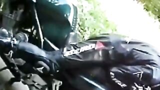 doi baeti motorcyclist la pus pe moisa robert sa ilibereze sperma pe saua
