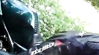 doi baeti motorcyclist la pus pe moisa robert sa ilibereze sperma pe saua