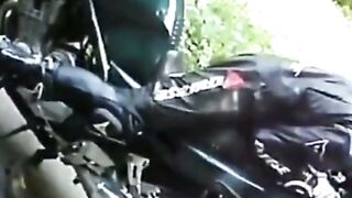 doi baeti motorcyclist la pus pe moisa robert sa ilibereze sperma pe saua