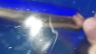 Un Baiat Se Freaca Pe Balustrada Piscinei