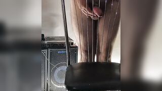 Un Baiat Gol Face Sex cu Scaunul