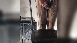 Un Baiat Gol Face Sex cu Scaunul