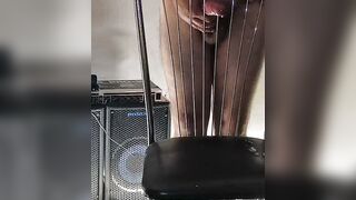 Un Baiat Gol Face Sex cu Scaunul