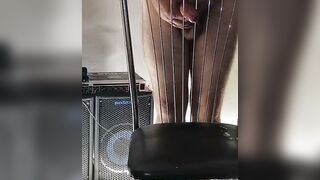 Un Baiat Gol Face Sex cu Scaunul