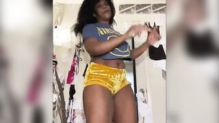 TITTIES BELLY & BUTT KITTY KASH TWERKING AND WIRKINGBHER THICK