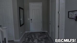 Bombshell mom suspects that her teenagers dauther has something hiding