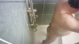 mon cocu sous la douche