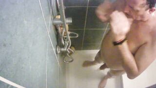 mon cocu sous la douche