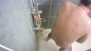 mon cocu sous la douche