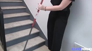 Melany, concierge Hot, profite d'un service pour avoir une bonne