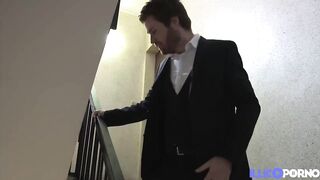 Melany, concierge Hot, profite d'un service pour avoir une bonne