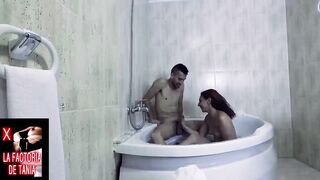 Semen entre el agua por su garganta profunda