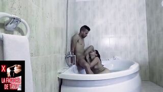 Semen entre el agua por su garganta profunda