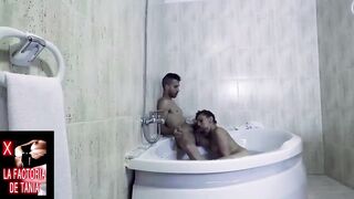 Semen entre el agua por su garganta profunda