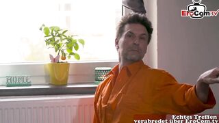 deutsche business mom verführt zum dreier im büro
